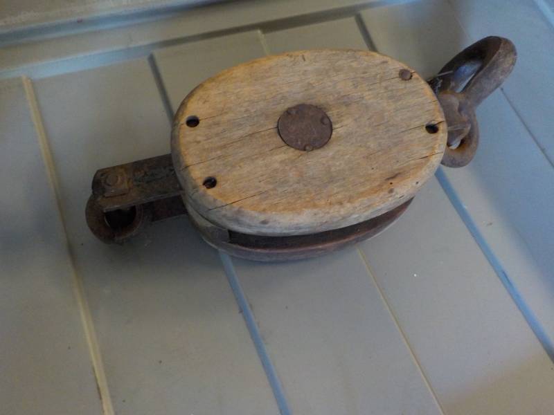 lot 137 image: Large Pulley...