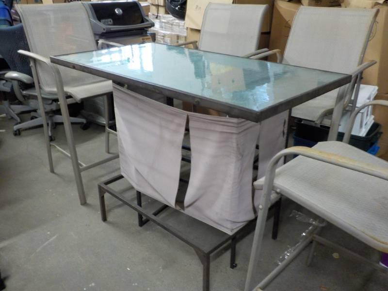 lot 161 image: Metal Outdoor Bar with 4 Bar Stools...