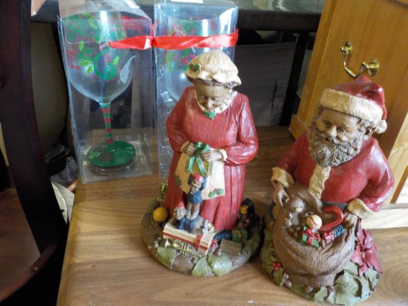 lot 187 image: Mr. and Mrs. Claus carved and 2 Han...