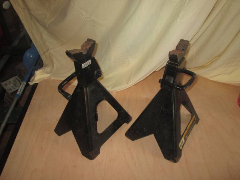 lot 9 image: 2 Larin 6 ton floor jack stands...