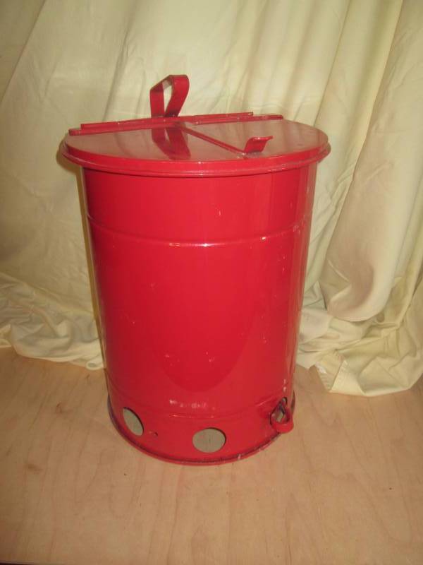 lot 17 image: Metal flammable rag bin...