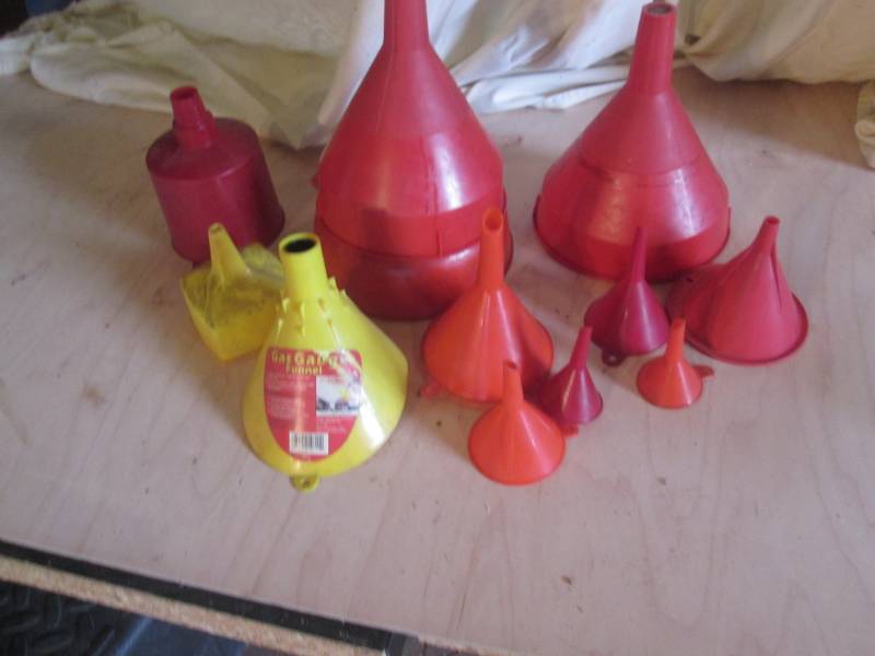 lot 26 image: Lot of plastic funnels...