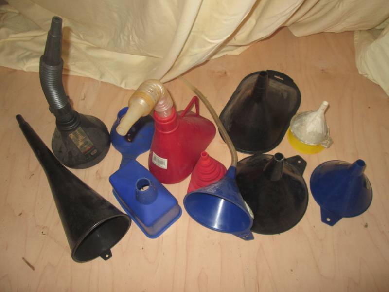 lot 27 image: Lot of plastic funnels...