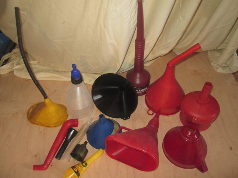 lot 28 image: Lot of plastic funnels...