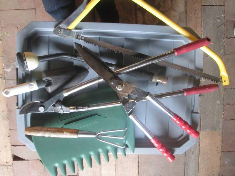 lot 48 image: Lot of yard tools...