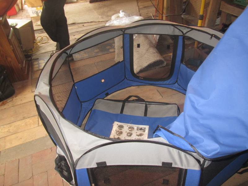 lot 70 image: Colapsible pet kennel with cover in...