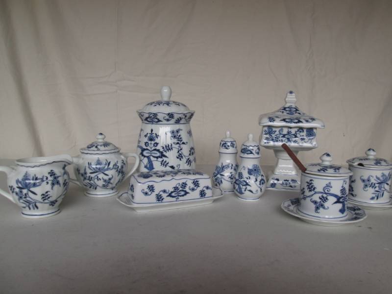 lot 101 image: Blue Danube serving set...