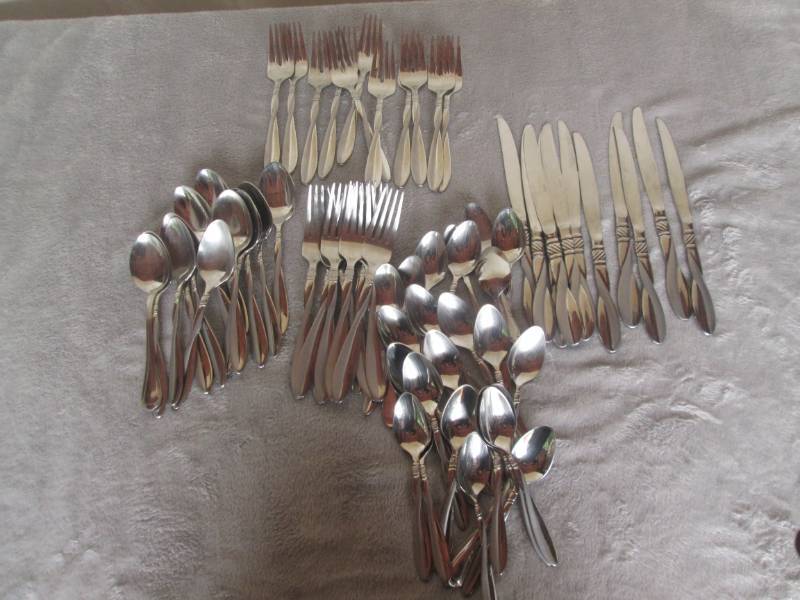 lot 104 image: Lot of Oneida silverware...