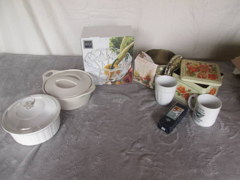 lot 105 image: Lot of assorted glass and decorativ...