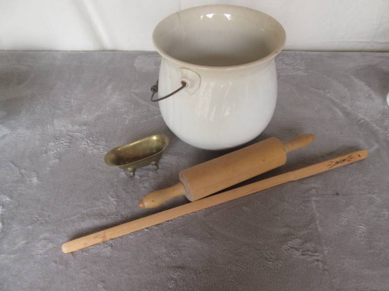 lot 107 image: Vintage kitchen items...