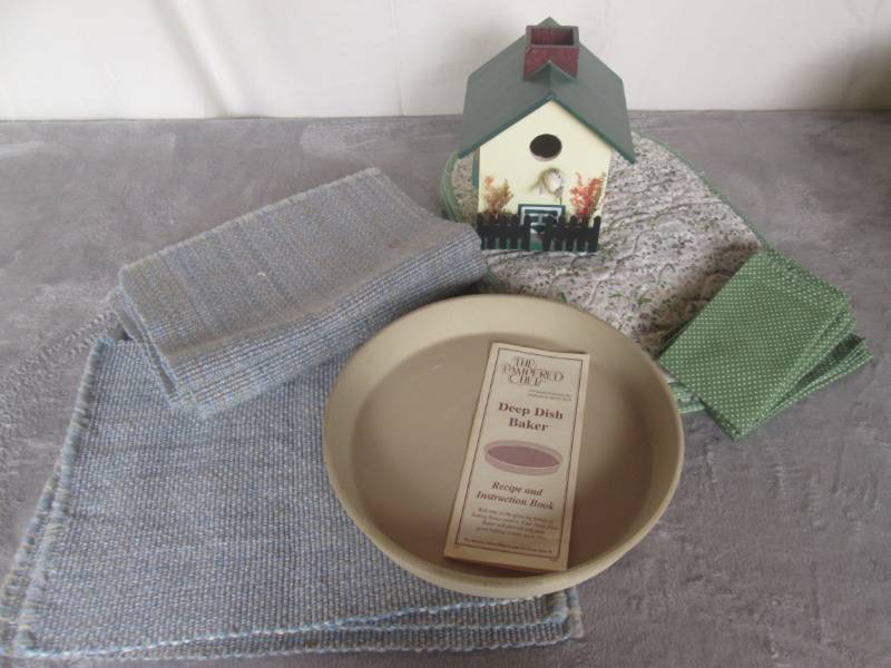 lot 110 image: Lot of home dcor...