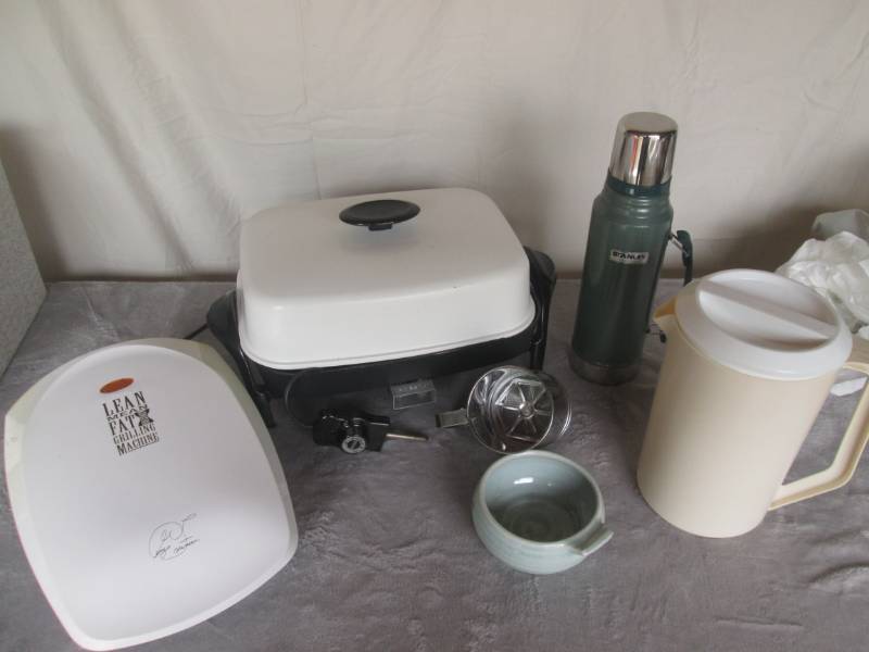 lot 111 image: Lot of kitchen items, thermos, lean...