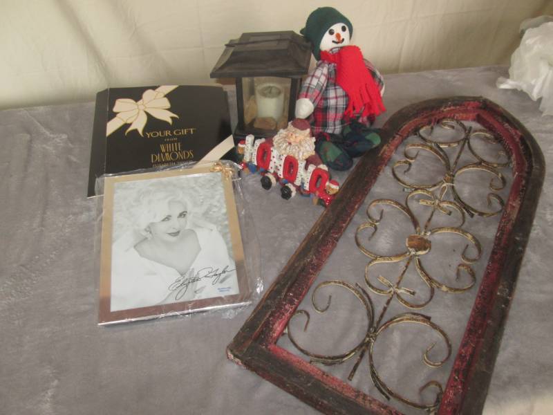 lot 113 image: Lot of home decorative items...