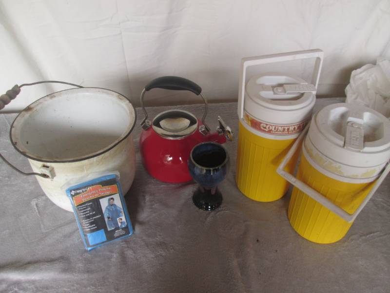 lot 117 image: Enamelware and camping items...