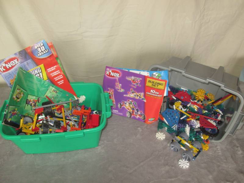 lot 119 image: Lot of Kinex building toys...