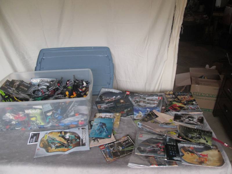 lot 120 image: Lot of Lego Bionicals in a covered ...