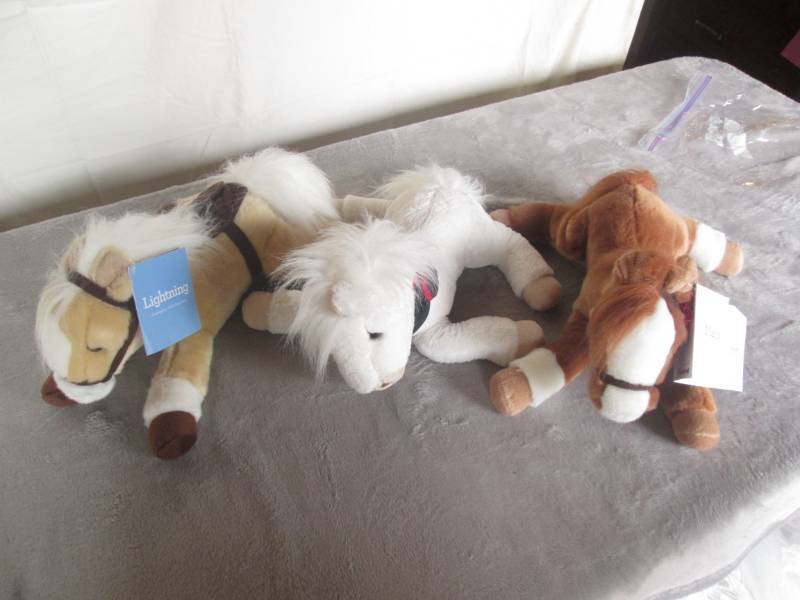 lot 127 image: Wells fargo collectible horses...