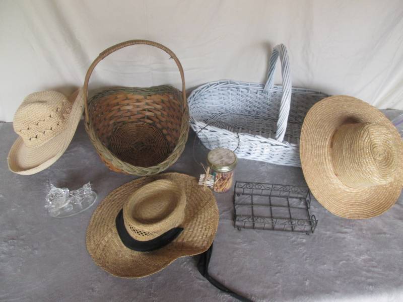lot 131 image: Baskets, hats, and home dcor...