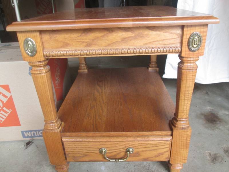 lot 138 image: End table, top is 26 x 21...