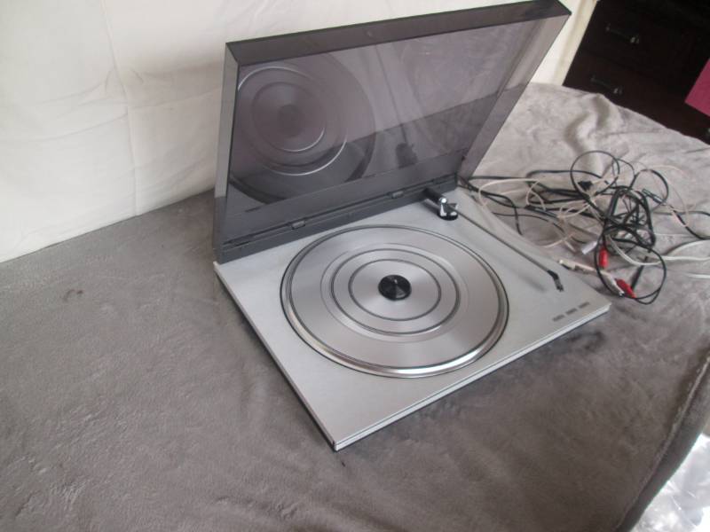 lot 162 image: Bang and Olufson turntable...