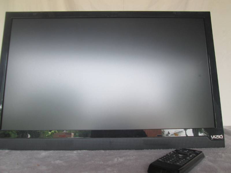 lot 164 image: Vizio TV 23 screen, uses standard ...
