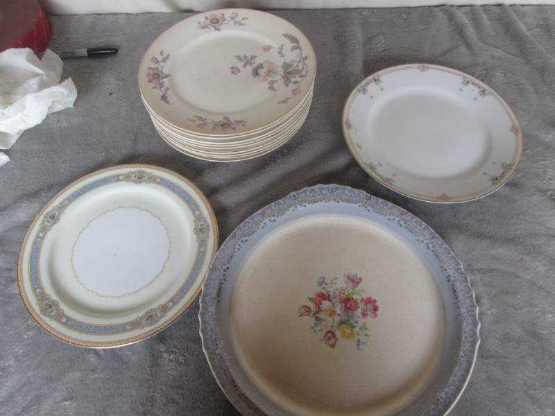 lot 168 image: Lot of decorative plates...