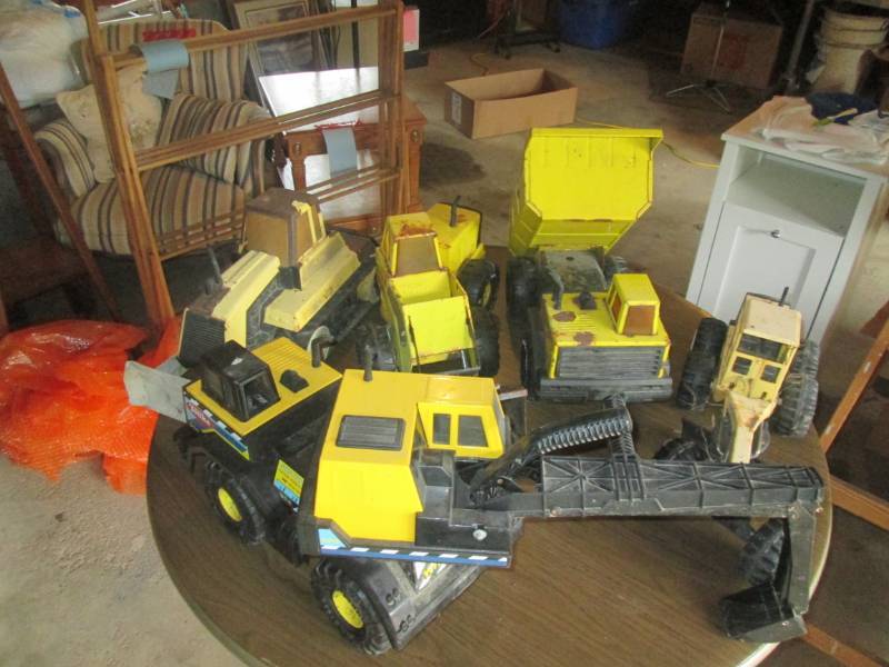 lot 174 image: Lot of metal Tonka toy trucks...