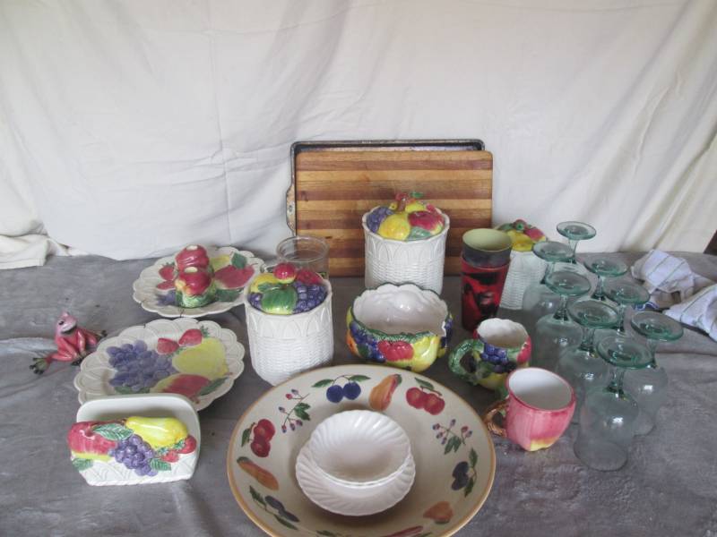lot 184 image: Lot of decorative glassware...