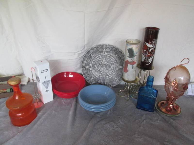 lot 186 image: Lot of vintage and collector glassw...