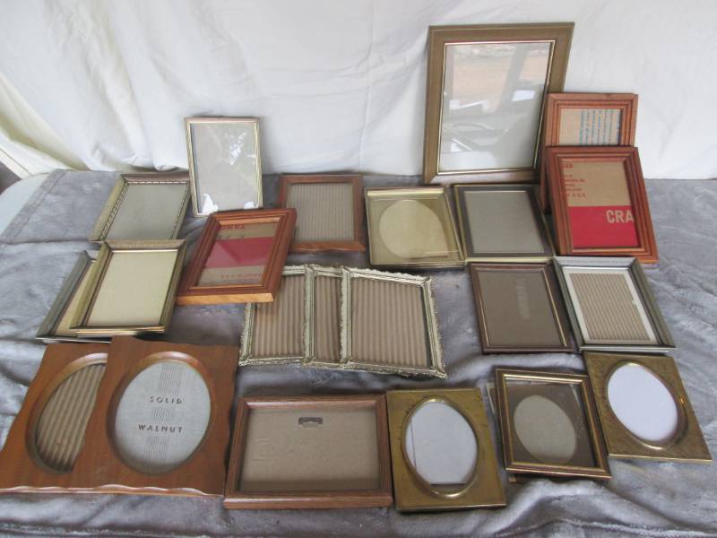 lot 190 image: Lot of frames...
