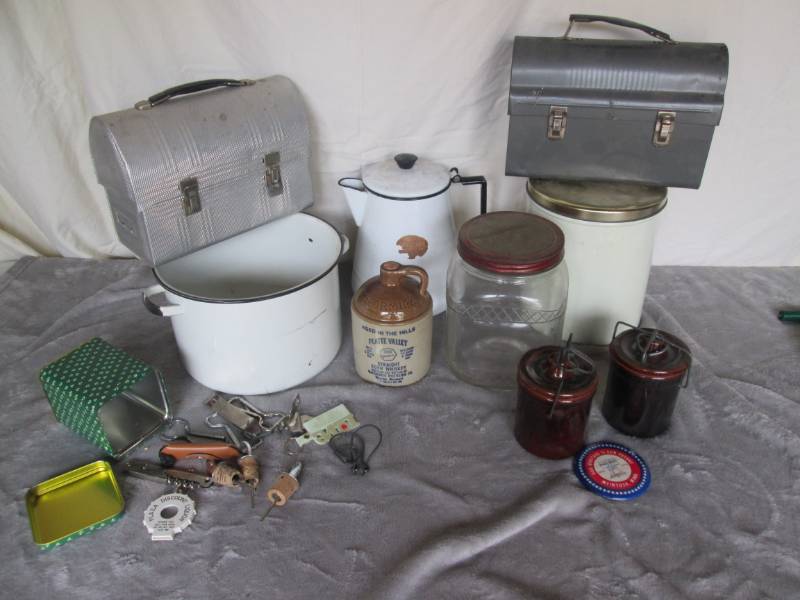lot 191 image: Lot of vintage glass, enamelware, L...