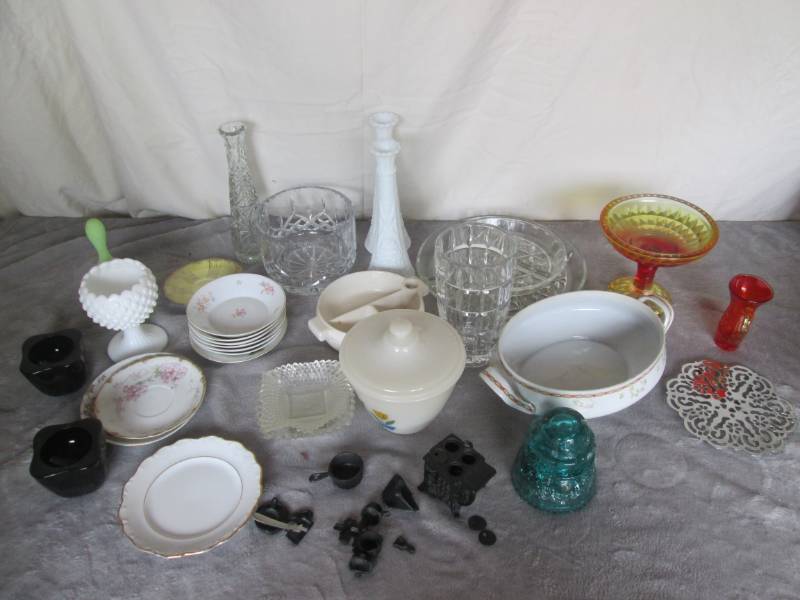 lot 193 image: Lot of decorative glassware...