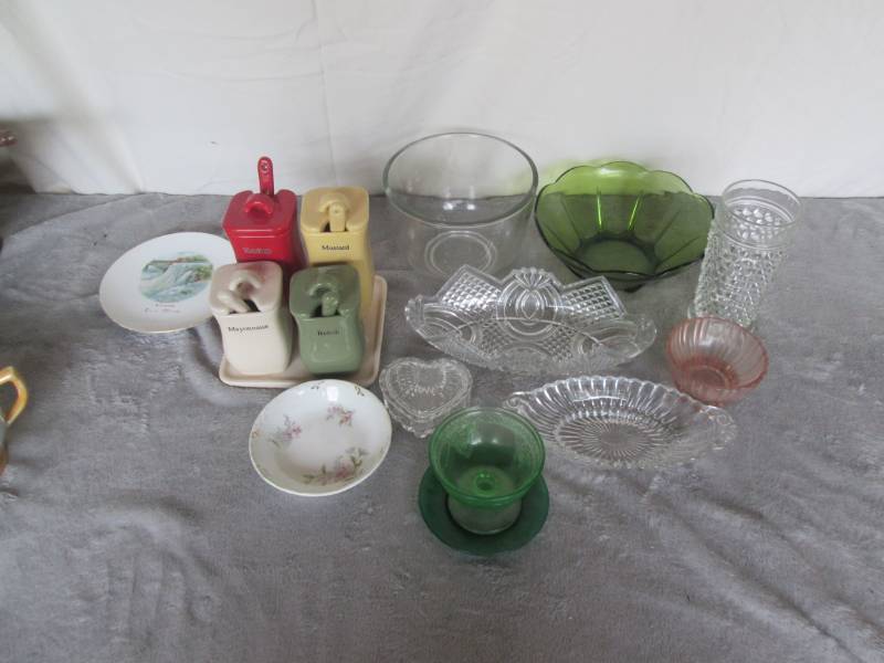 lot 194 image: Lot of vintage and decorative glass...