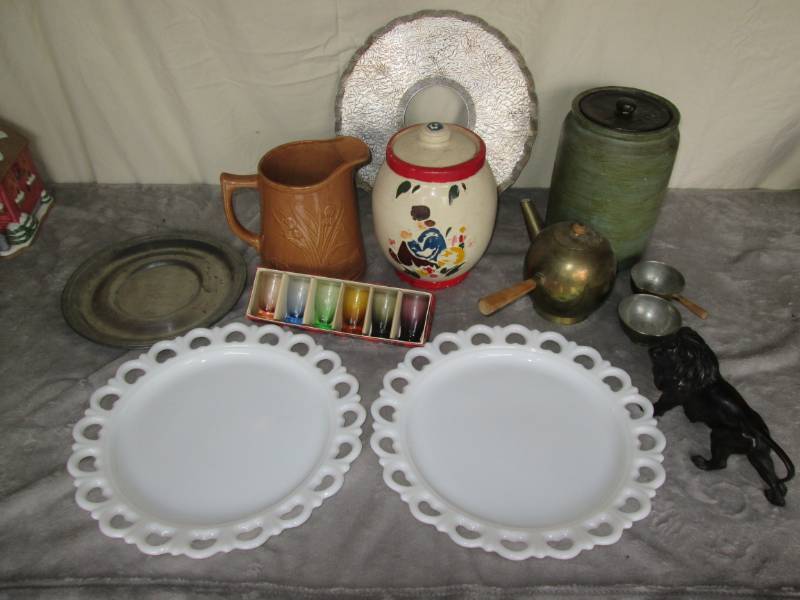 lot 199 image: Lot of serving and decorative items...