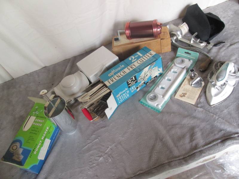 lot 200 image: Lot of kitchen utinsels...