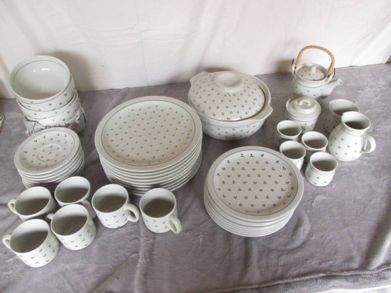 lot 201 image: Dish set, appears complete for 8...