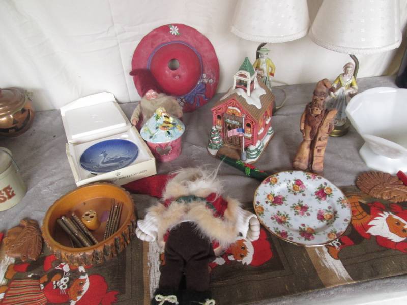 lot 203 image: Lot of decorative items...