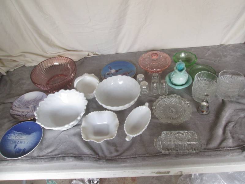 lot 208 image: Lot of collector glassware...