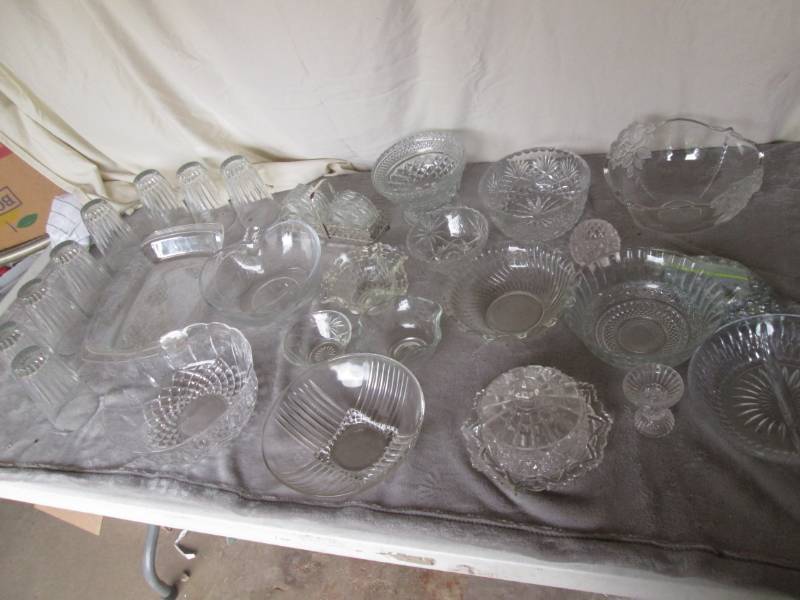 lot 209 image: Lot of clear glassware...