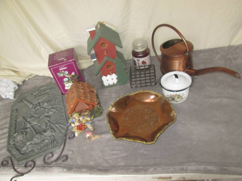 lot 210 image: Lot of garden dcor...