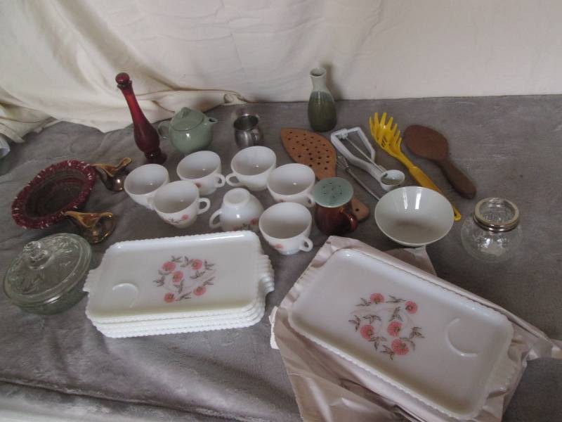 lot 211 image: Lot of vintage and kitchen items...