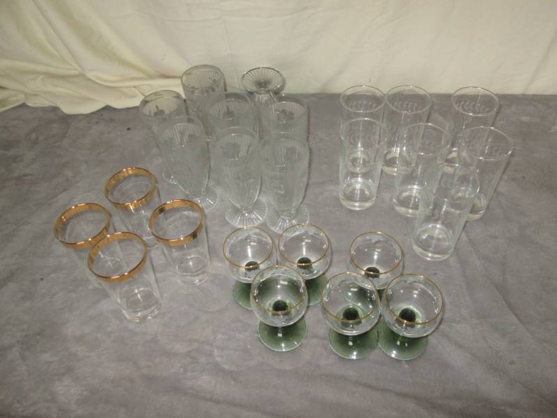lot 213 image: Lot of clear decorative glassware...