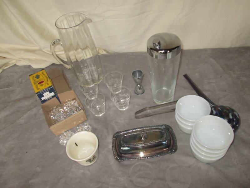 lot 214 image: Lot of glass and dcor - includes ...