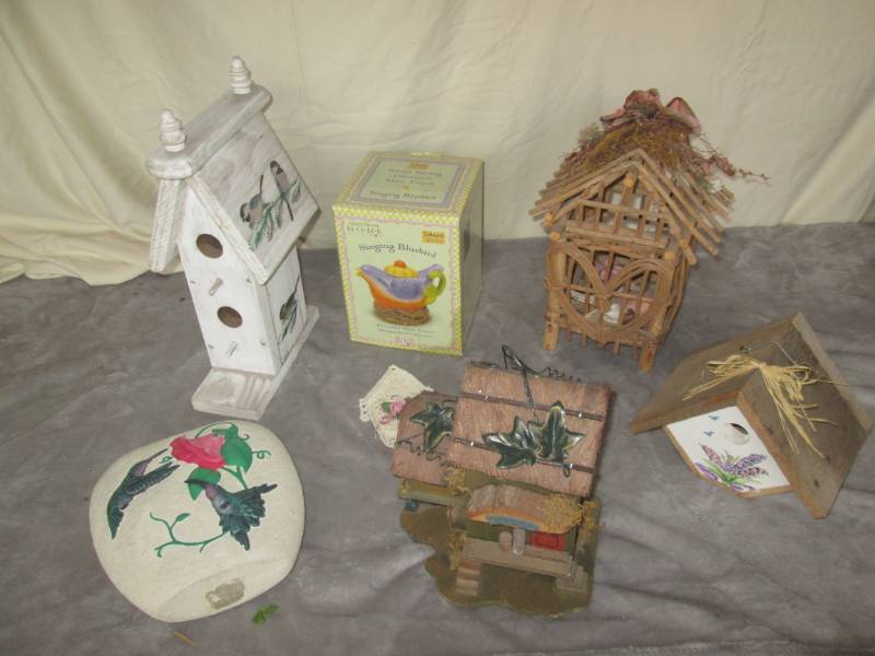 lot 215 image: Lot of garden dcor...