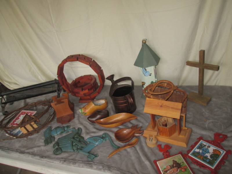 lot 221 image: Lot of decorative items...