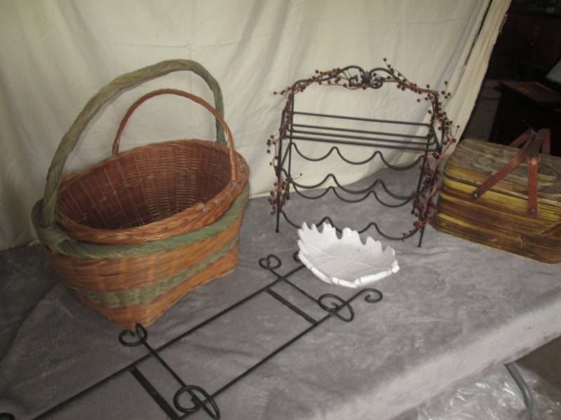 lot 225 image: Lot of decorative items...