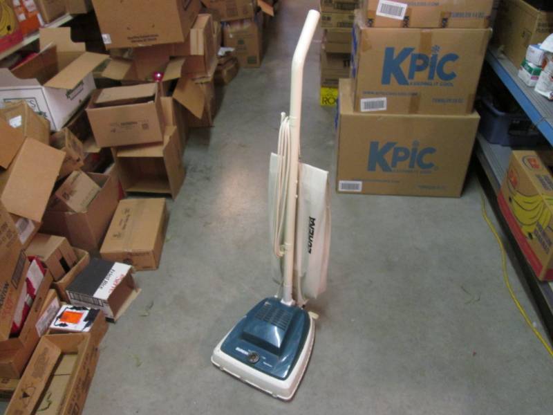 lot 184 image: Eureka Upright Vacuum Cleaner Teste...