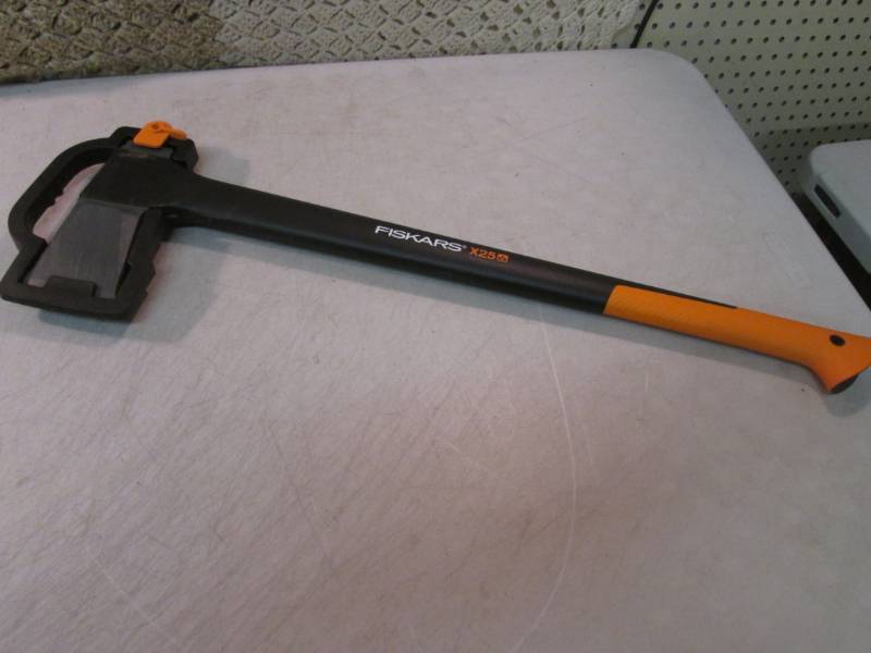 lot 194 image: Fiskars X25 Log Splitter FiberComp ...