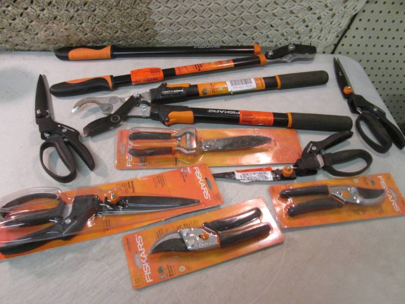 lot 196 image: Assorted Fiscars Trimmers Some for ...