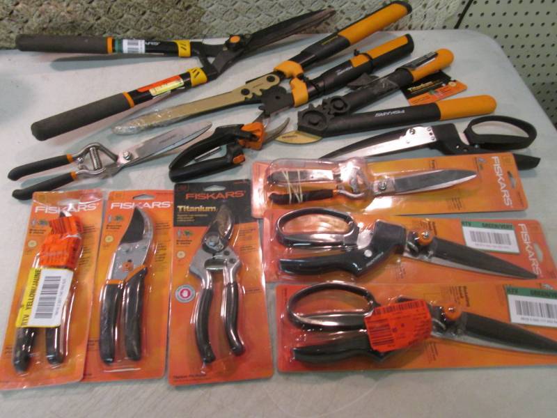 lot 197 image: Assorted Fiscars Trimmers Some for ...